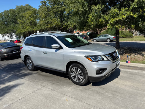 Used 2019 Nissan Pathfinder SV image 2