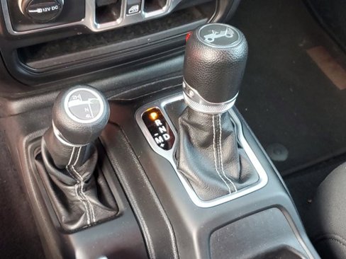 Used 2018 Jeep Wrangler Unlimited Sahara image 25