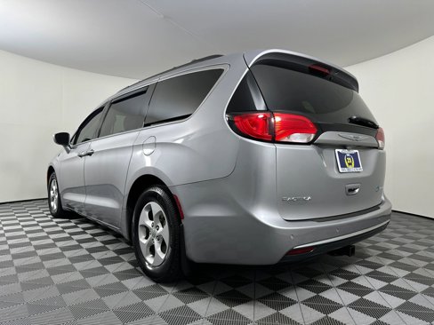 Used 2017 Chrysler Pacifica Premium image 15
