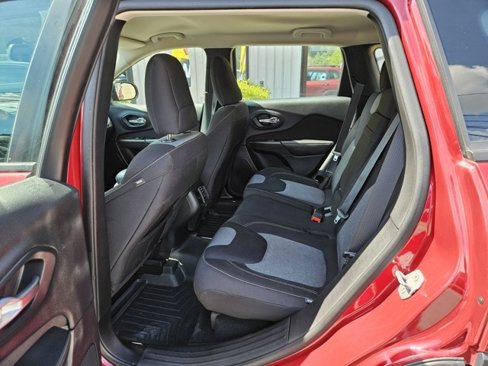Used 2016 Jeep Cherokee Sport image 9