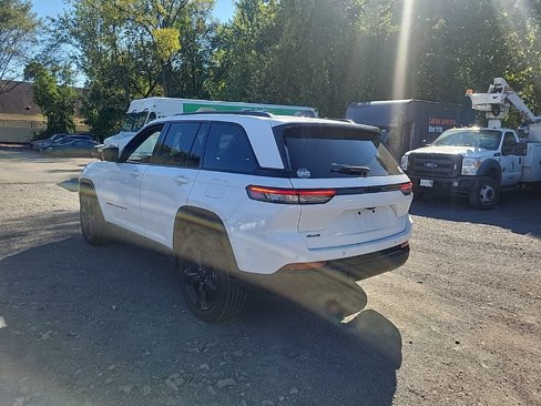 Used 2023 Jeep Grand Cherokee Altitude image 7