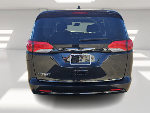Used 2023 Chrysler Voyager LX image 4