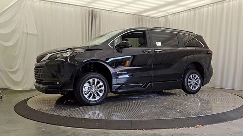 Used 2025 Toyota Sienna XLE image 3