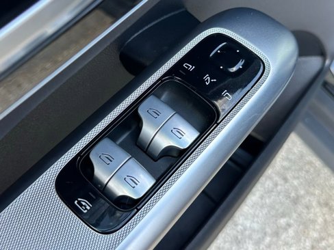 Used 2024 Mercedes-Benz GLC 300 4MATIC image 17