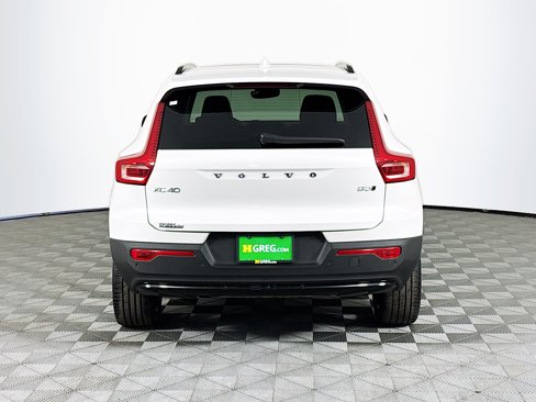 Used 2025 Volvo XC40 B5 Plus image 8