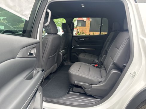 New 2025 Chevrolet Traverse LT image 15