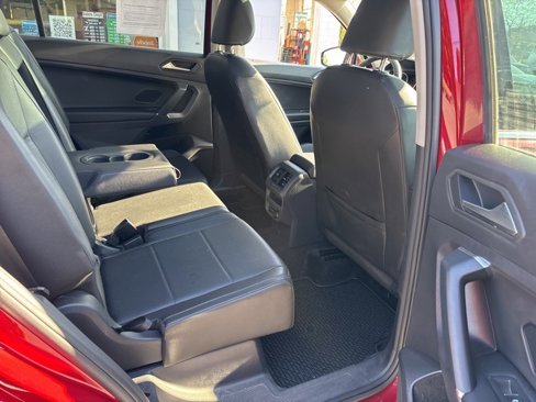 Used 2020 Volkswagen Tiguan SE w/ Panoramic Sunroof Package image 9