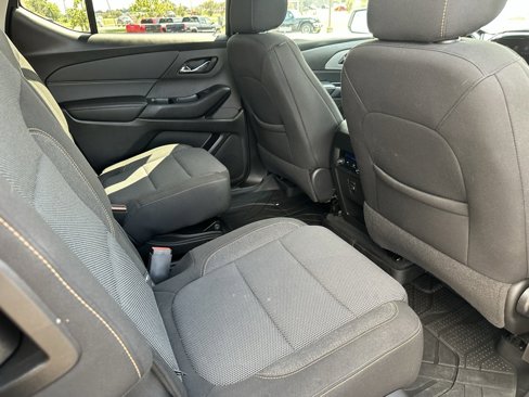 Used 2021 Chevrolet Traverse LT image 19