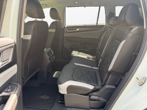 New 2025 Volkswagen Atlas Peak Edition SE image 13