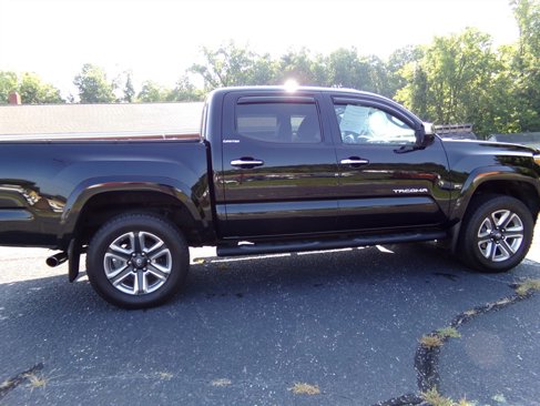 Used 2016 Toyota Tacoma Limited image 3