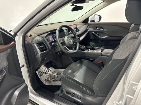 Used 2023 Nissan Rogue SV image 16