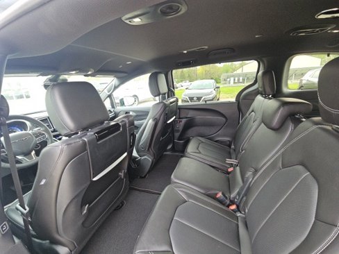 New 2025 Chrysler Pacifica Select w/ Uconnect Theater Family Group image 25