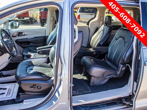 Used 2021 Chrysler Pacifica Touring-L image 18