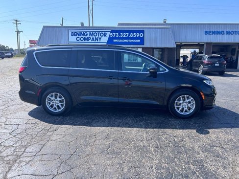 Used 2022 Chrysler Pacifica Touring-L image 2