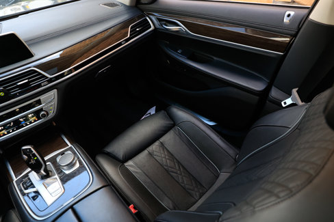 Used 2022 BMW 740i w/ Premium Package image 27