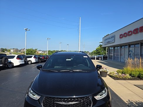 New 2026 Chrysler Pacifica Limited w/ S Appearance Package image 4
