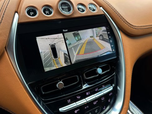 Used 2021 Aston Martin DBX image 12