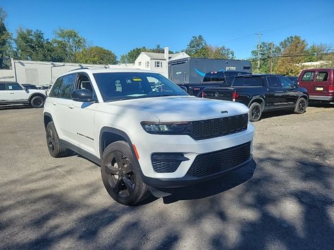Used 2023 Jeep Grand Cherokee Altitude image 2