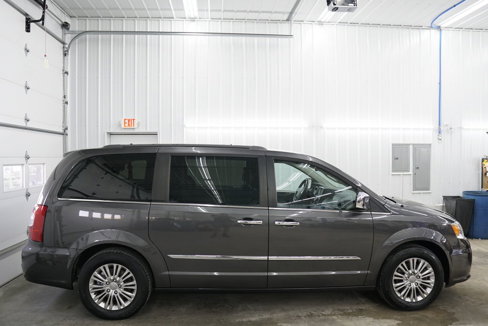 Used 2015 Chrysler Town & Country Touring-L w/ Driver Convenience Group image 15