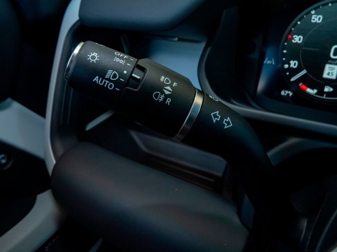 New 2024 Land Rover Defender 90 X-Dynamic SE image 12