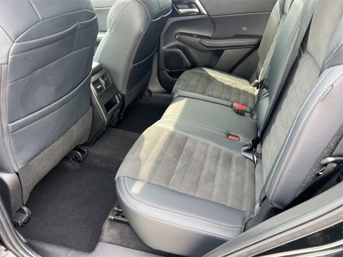 Used 2023 Mitsubishi Outlander SE image 12