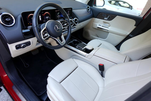 Used 2021 Mercedes-Benz GLA 250 4MATIC w/ Premium Package image 8