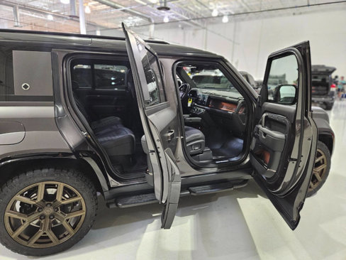 Used 2025 Land Rover Defender 110 image 58