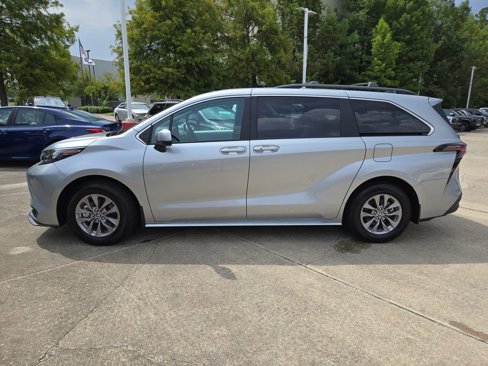 Certified 2025 Toyota Sienna LE image 2
