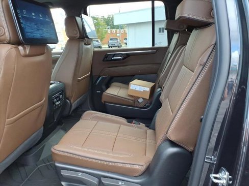 New 2026 Chevrolet Suburban High Country image 5
