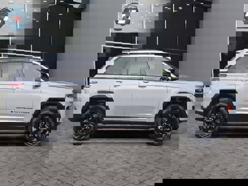 Used 2024 Jeep Grand Cherokee Altitude image 6