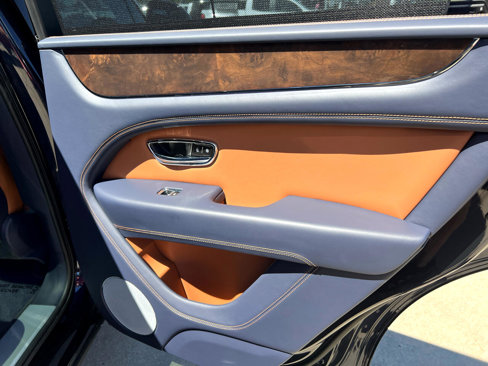 Used 2023 Bentley Bentayga image 36