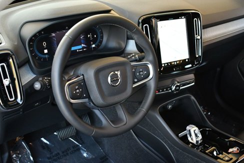 Used 2024 Volvo XC40 B5 Plus image 12