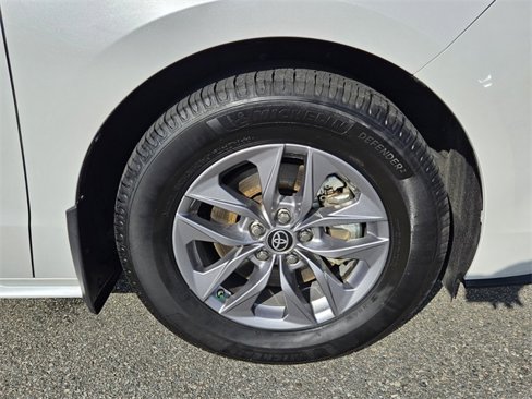 Used 2024 Toyota Sienna XLE image 20