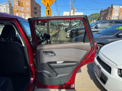 Used 2021 Nissan Rogue SV image 16