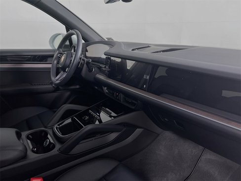 Used 2025 Porsche Cayenne image 31