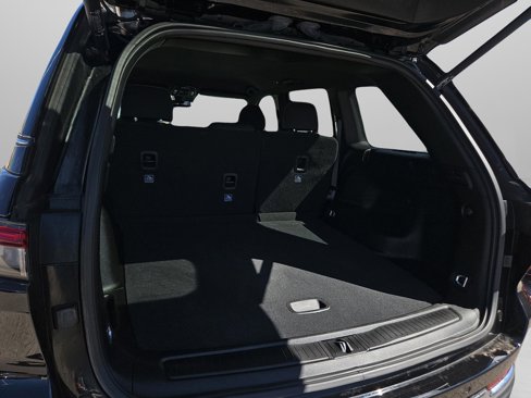 Used 2025 Jeep Grand Cherokee Laredo w/ Luxury Tech Group I image 17