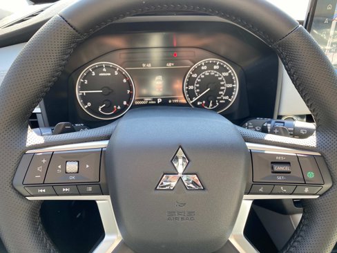New 2025 Mitsubishi Outlander SE image 15