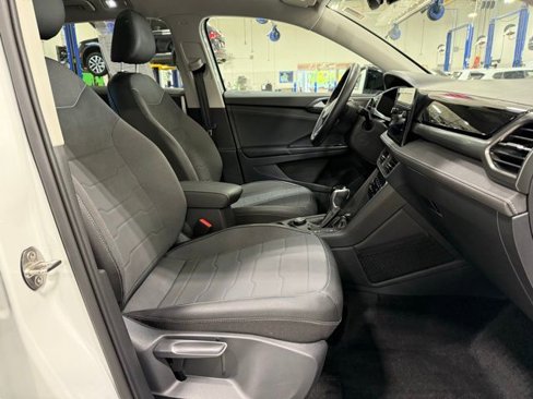 Certified 2025 Volkswagen Taos SE image 23