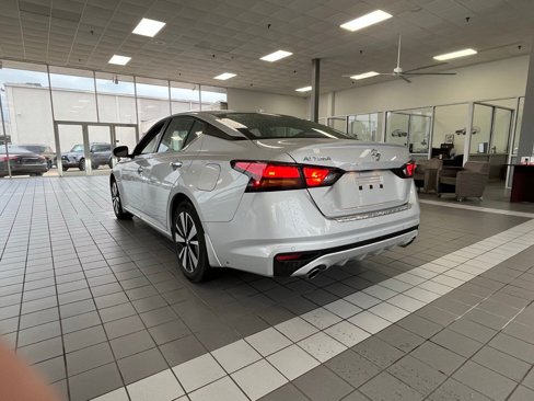Used 2022 Nissan Altima 2.5 SV w/ SV Premium Package image 2