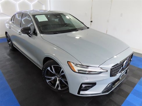 Used 2025 Volvo S60 B5 Core image 6