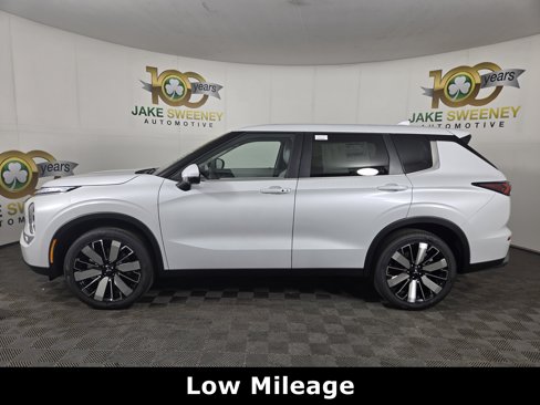 New 2025 Mitsubishi Outlander SE image 4
