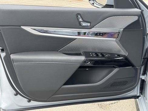 New 2026 BMW 750e xDrive image 18