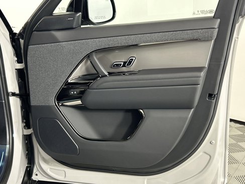 Used 2025 Land Rover Range Rover Sport SE image 32