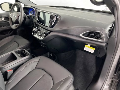 New 2025 Chrysler Pacifica Select image 30