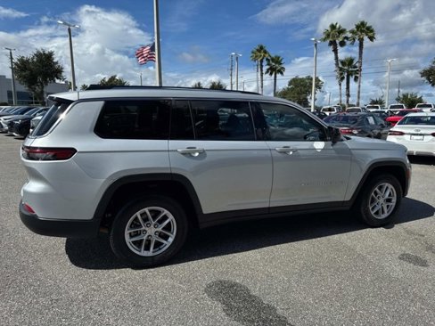 Used 2023 Jeep Grand Cherokee L Laredo image 2