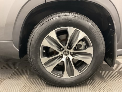 Used 2021 Toyota Highlander XLE image 11