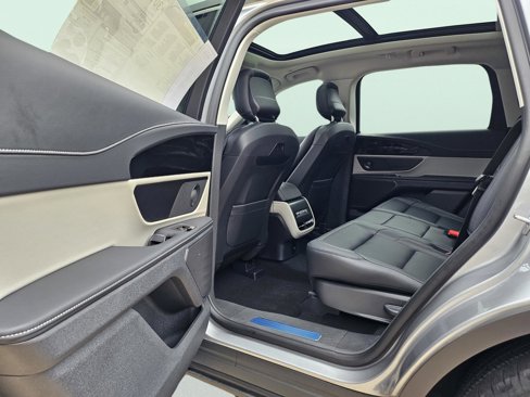 New 2025 Lincoln Nautilus Premier w/ Equipment Group 102A image 24