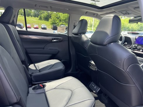 New 2025 Toyota Highlander Platinum image 14