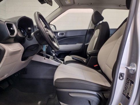 Used 2023 Hyundai Venue SEL image 18