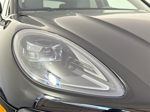 Used 2023 Porsche Macan Turbo image 28